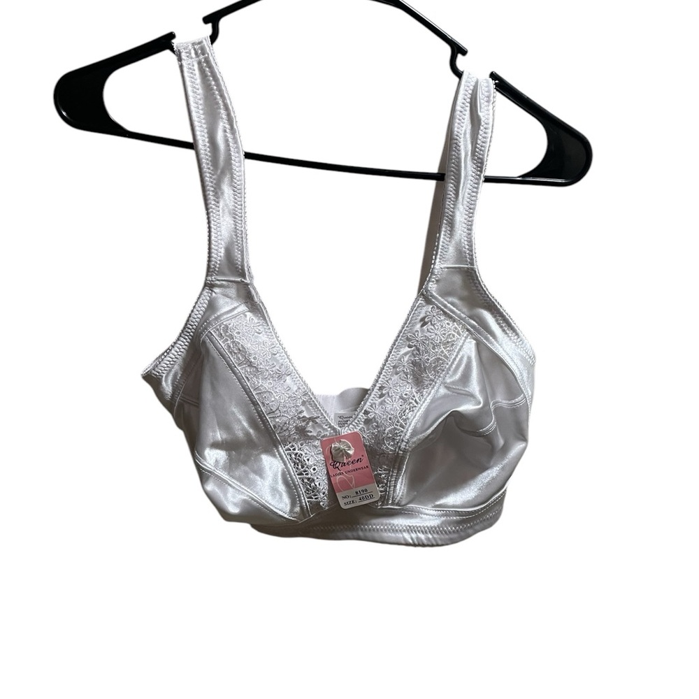 Queen White Lace Bra with Intricate Detailing